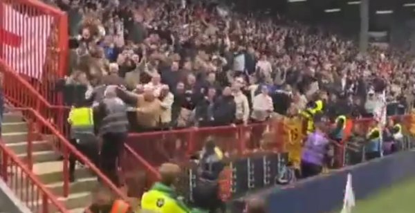 线下手机股票配资论坛 米尔沃尔球迷“卧底”主队看台，绝平后想与本队远征军庆祝反被揍